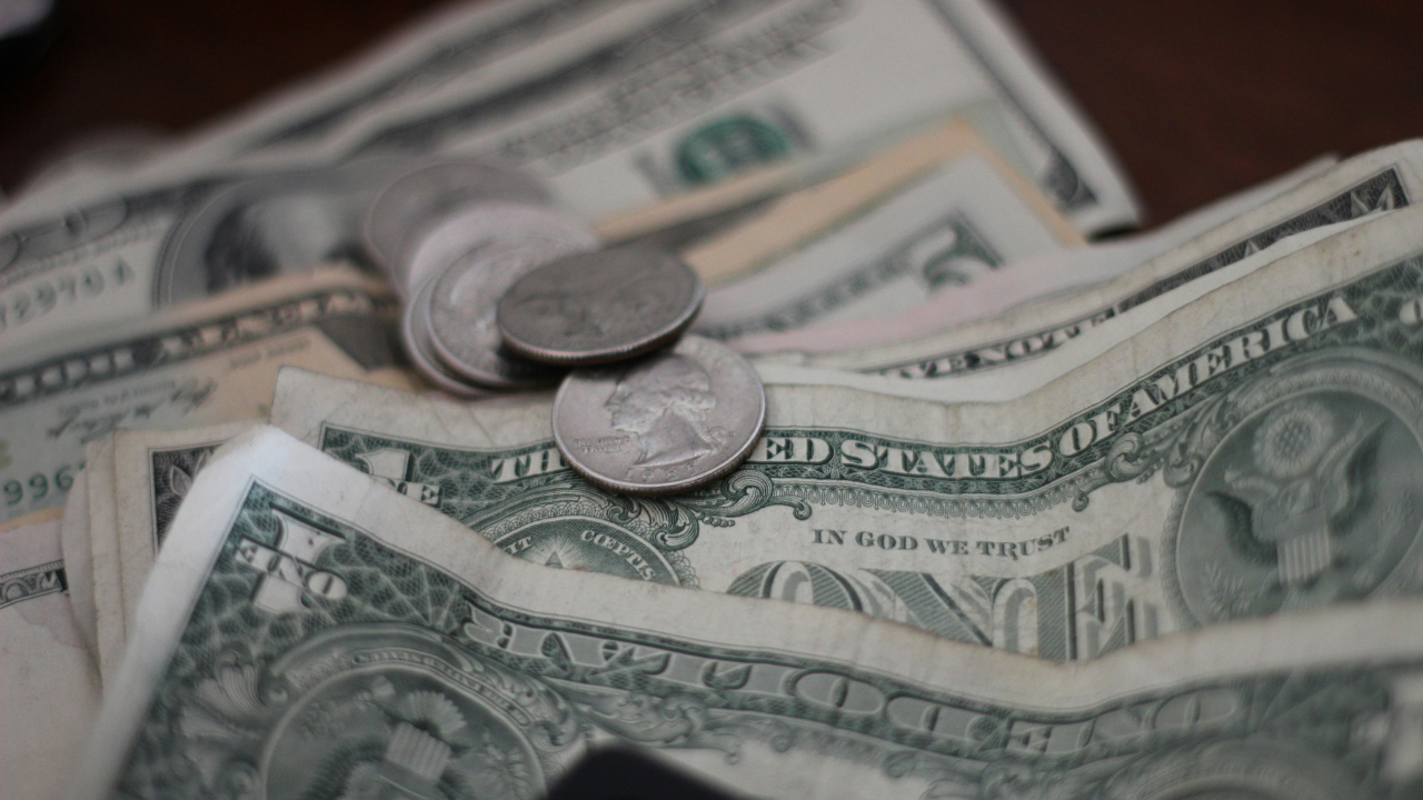 El peso mexicano registró un ajuste mínimo frente al dólar.