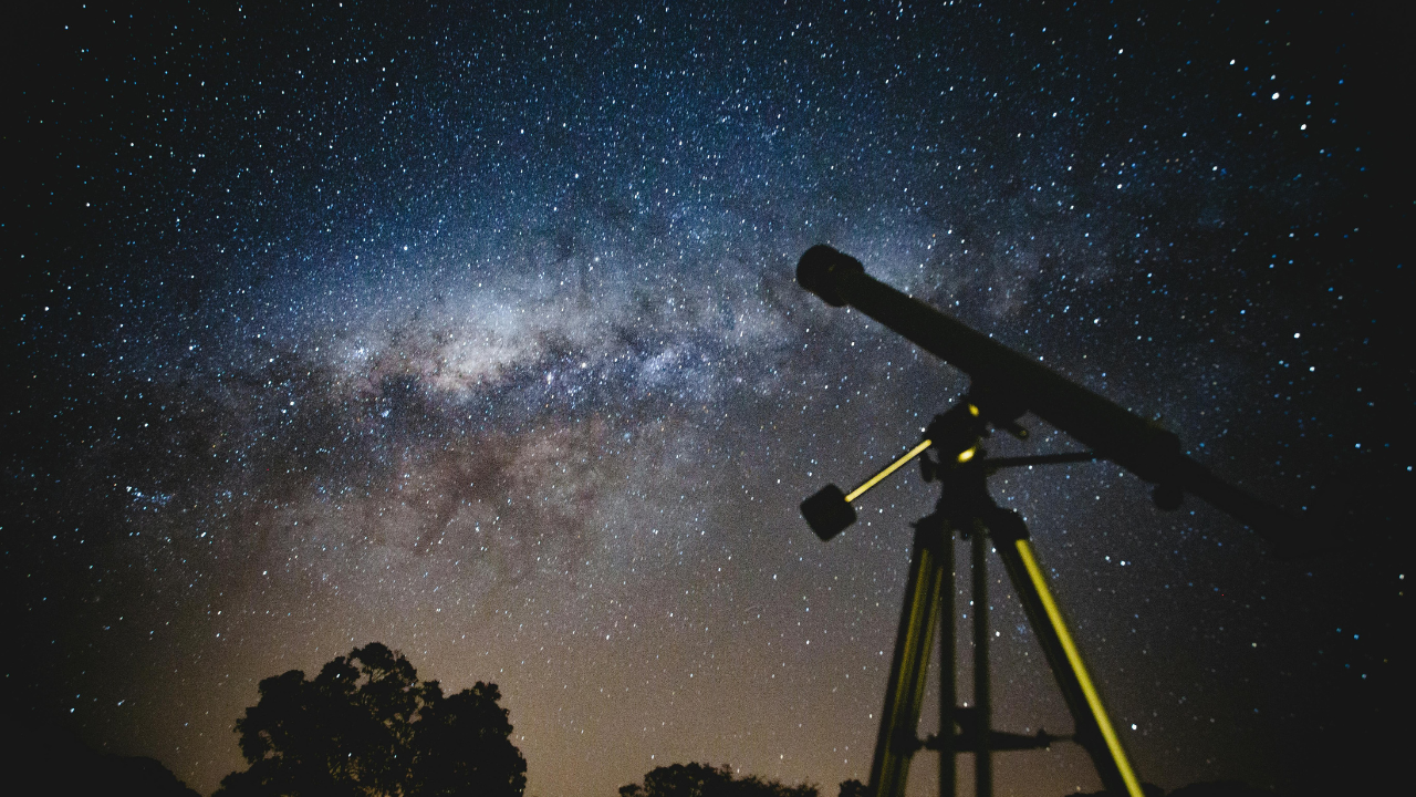Lluvias de meteoros, una superluna brillante, un cometa visible al atardecer, la oposición de un planeta gigante y la conjunción de dos planetas al amanecer.