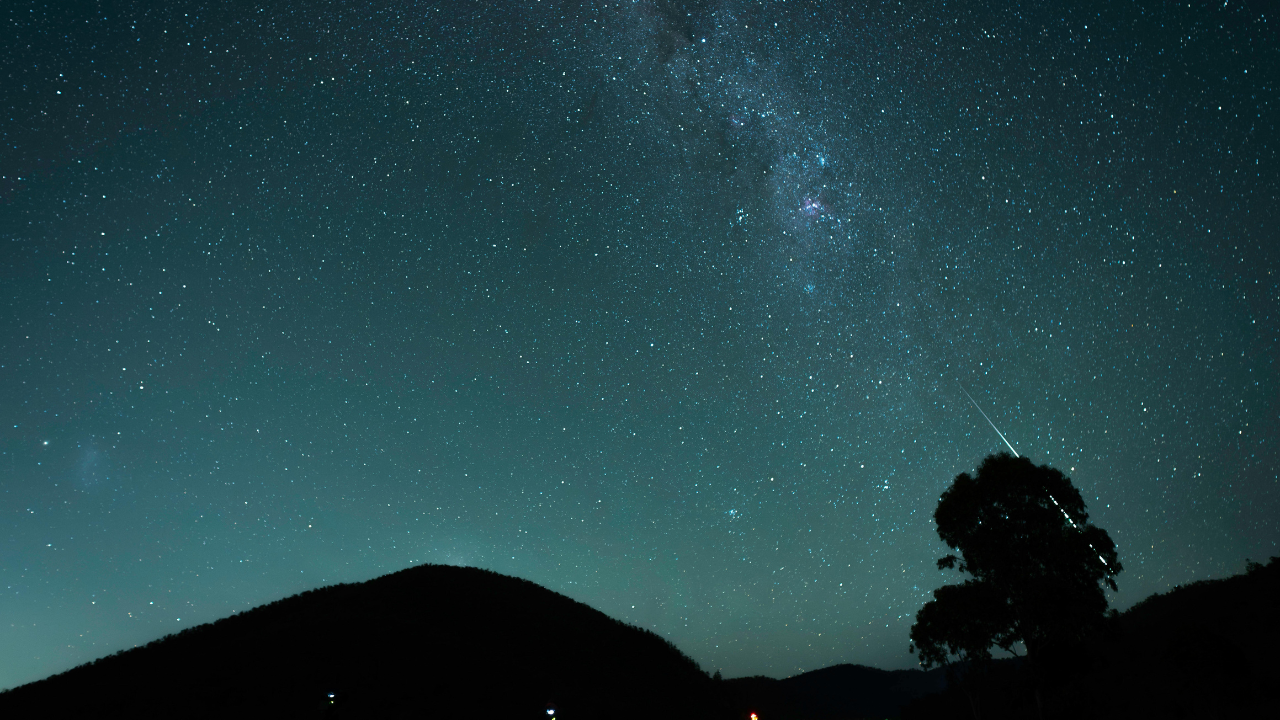 El pico de actividad de la lluvia de estrellas Leónidas 2025 ocurrirá entre la noche del 17 y la madrugada del 18 de noviembre.
