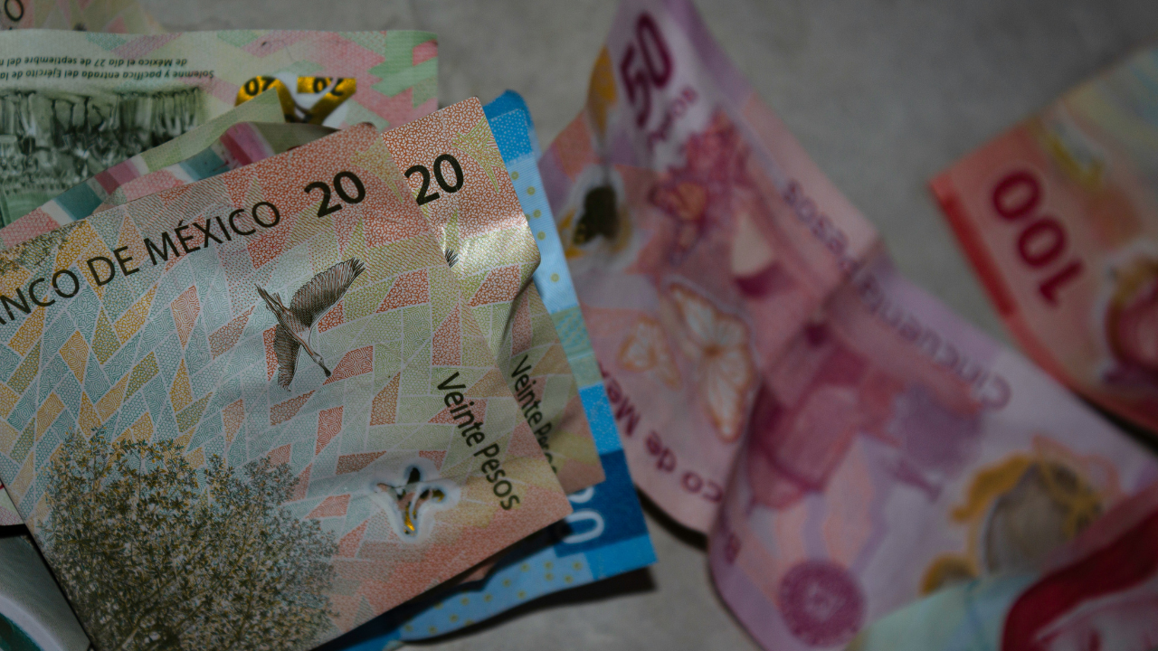 De acuerdo con la Ley Federal del Trabajo, cuando un trabajador presta sus servicios en un día de descanso obligatorio, tiene derecho a recibir un pago triple.