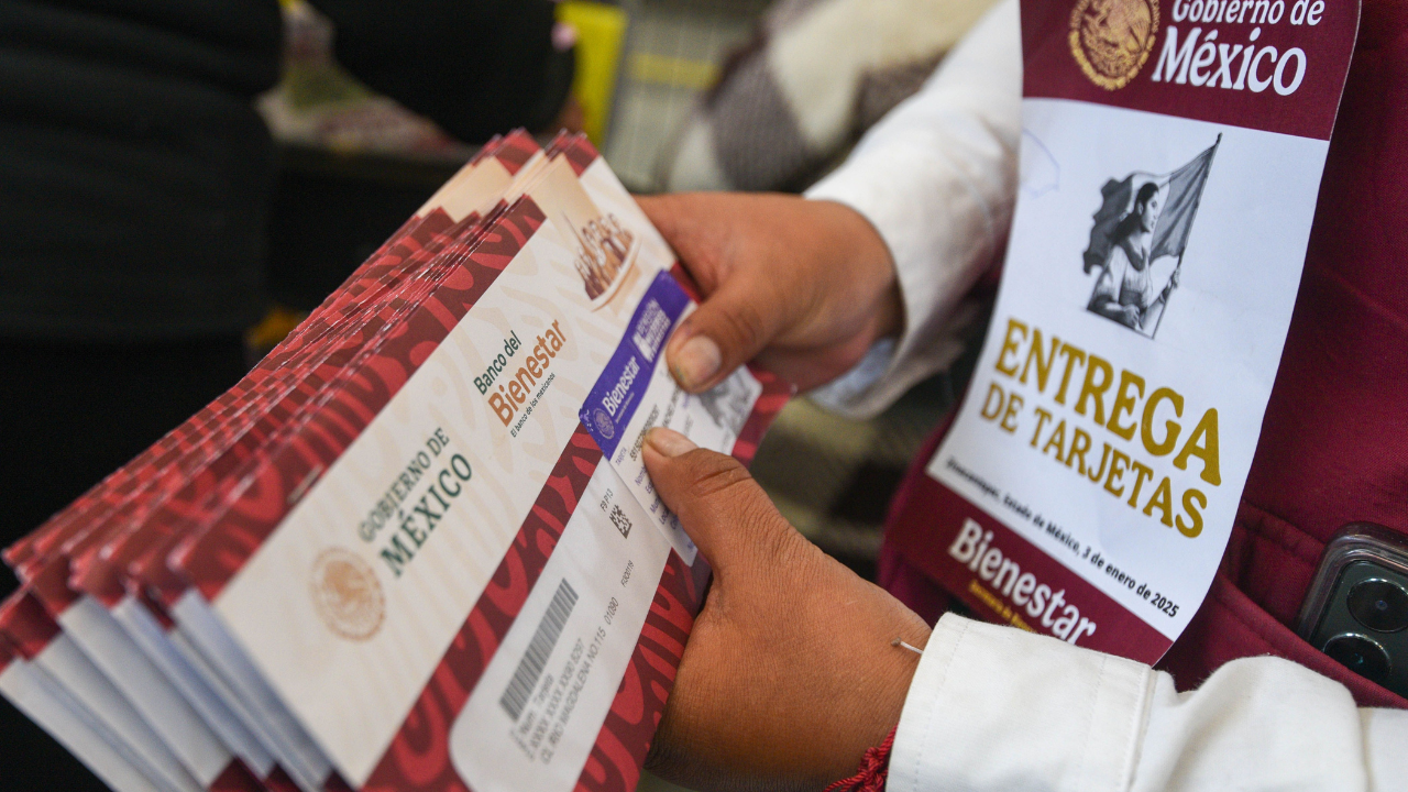 La Pensión del Bienestar es un apoyo económico bimestral otorgado por el gobierno federal.