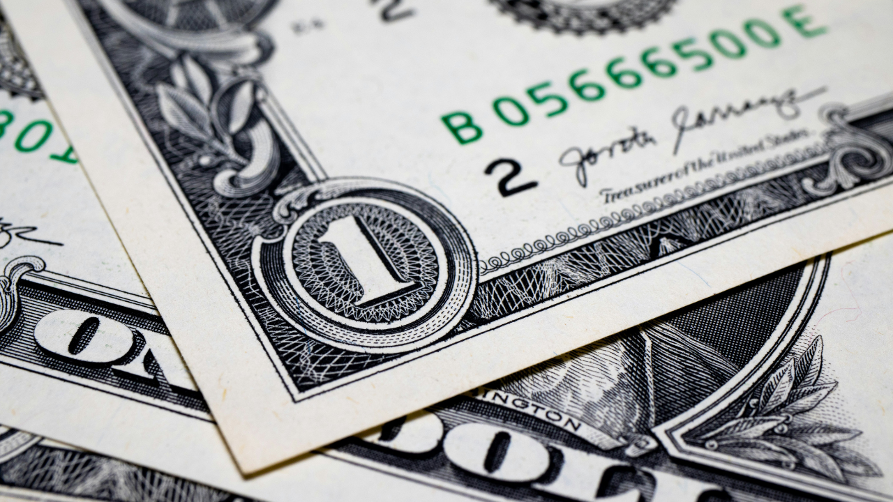 De acuerdo con los datos de Banxico, el tipo de cambio cerró en 18.31 pesos por dólar.