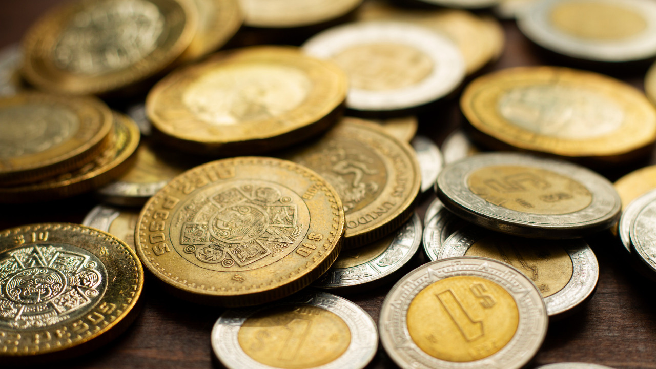 El tipo de cambio cerró en 18.32 pesos por dólar, ligeramente por encima del cierre previo de 18.31 unidades.