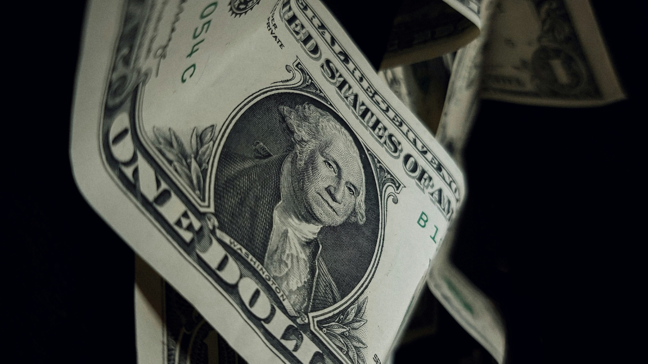 El peso mexicano avanzó contra el dólar en las operaciones de inicio de semana.