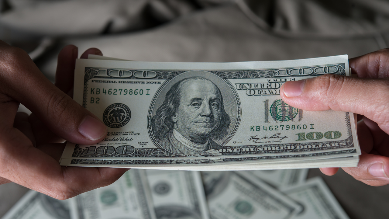 El tipo de cambio finalizó en 18.3100 unidades por dólar.