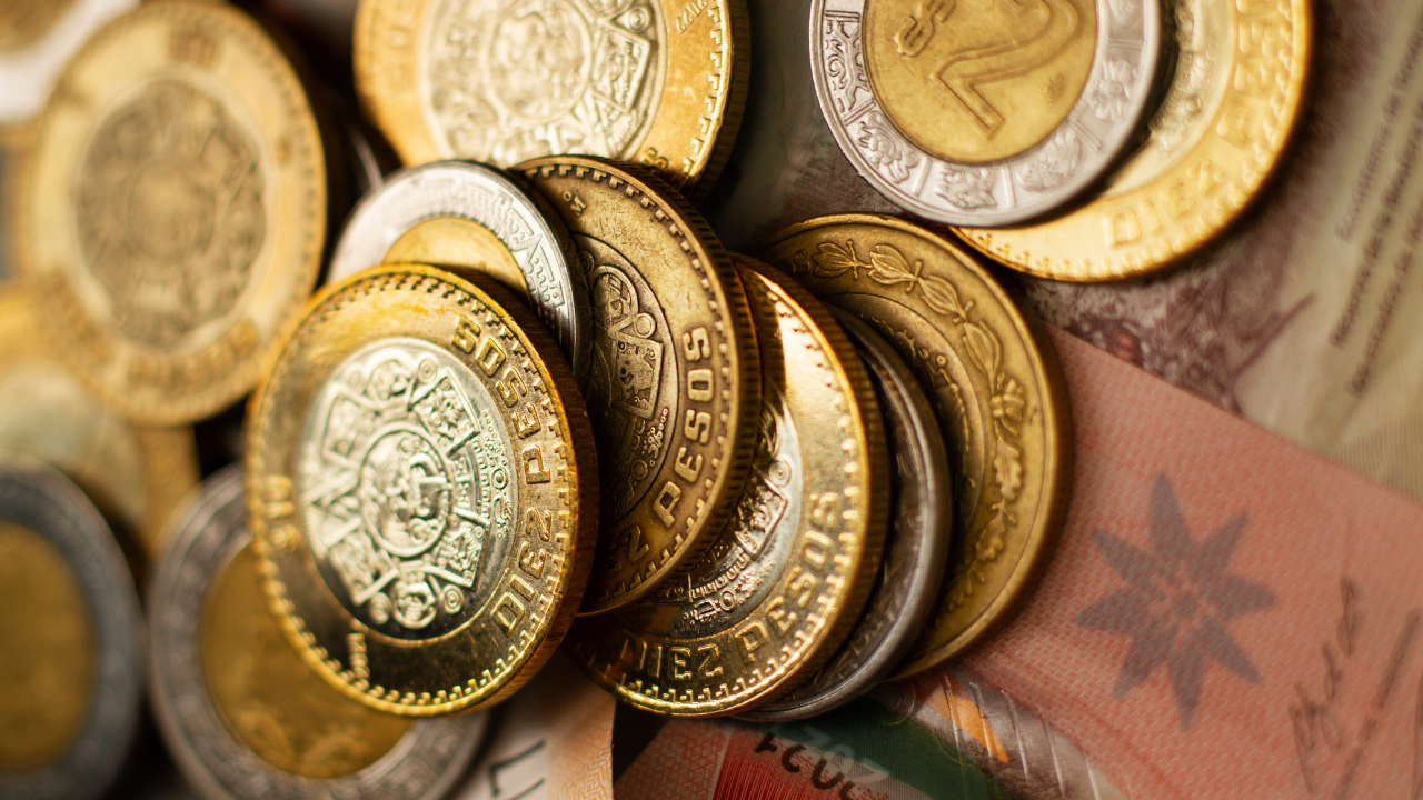 Durante la jornada, el precio del dólar se movió entre un máximo de 18.33 y un mínimo de 18.25 pesos.