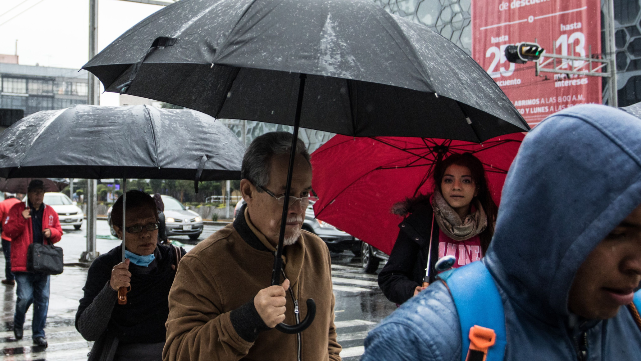 Abrígate desde la madrugada, sobre todo si te encuentras en zonas altas o viajas por carretera.