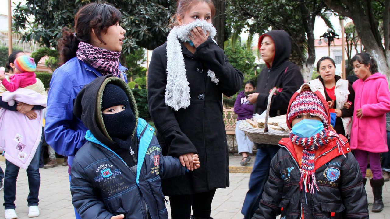 La SEP pidió a los padres de familia abrigar adecuadamente a los niños y evitar su exposición prolongada al aire libre.