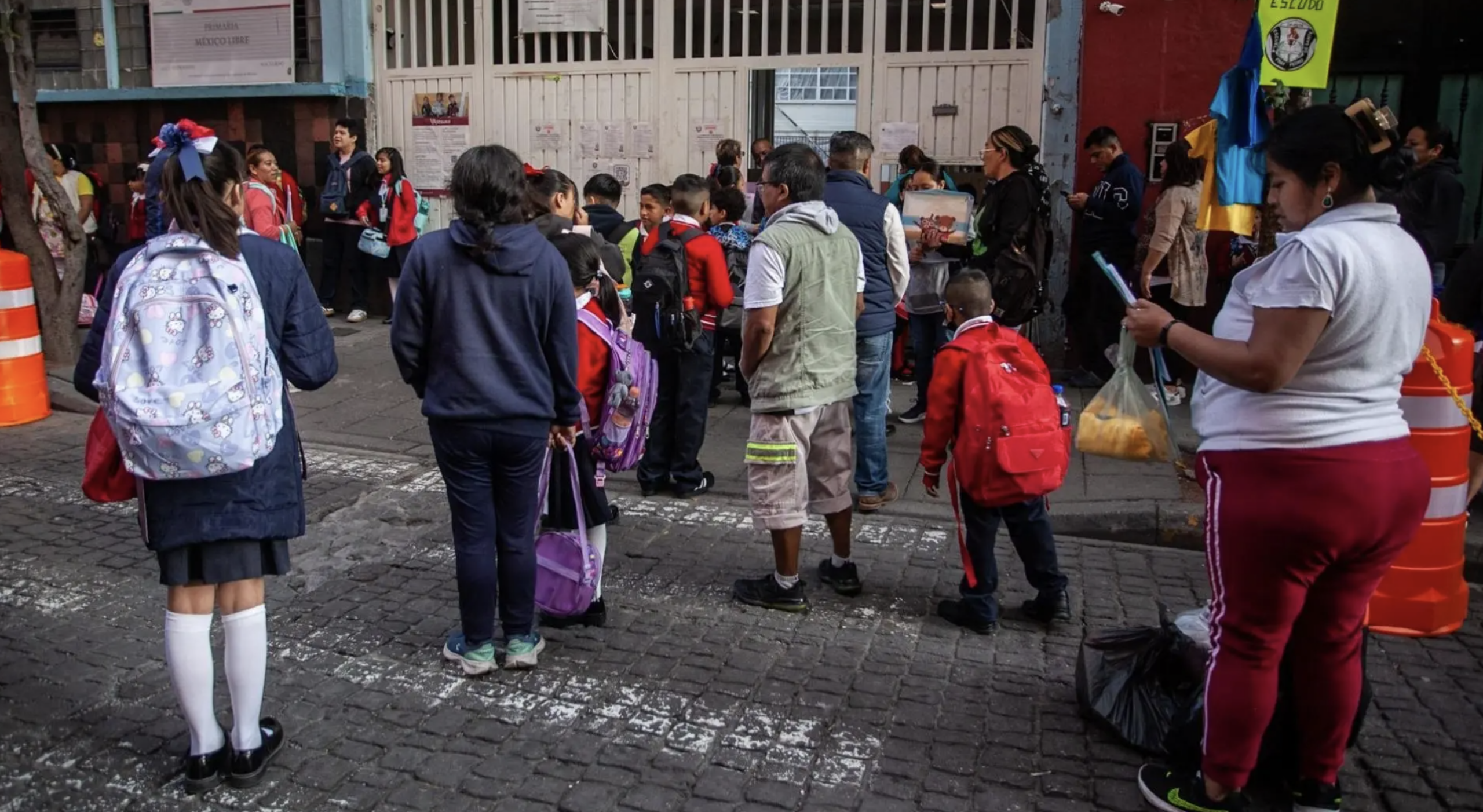 No existe ninguna suspensión oficial de actividades académicas programada para ese día.