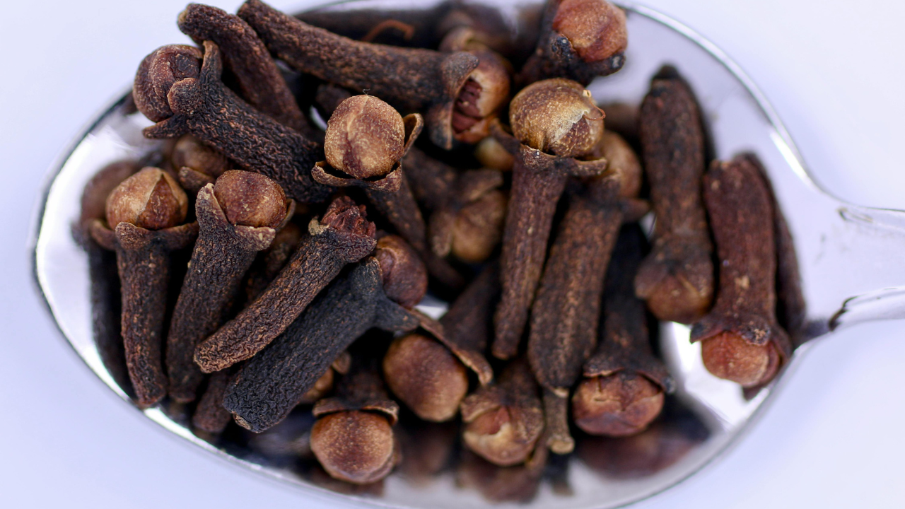 El clavo de olor se vincula con la protección, la claridad mental y la activación de la energía positiva.